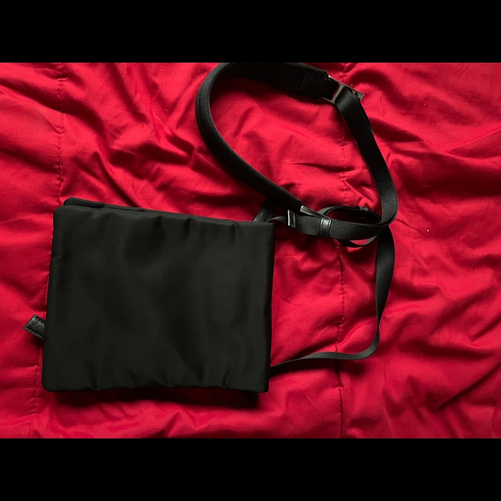 All black Prada cross body bag - Picture 4 of 4